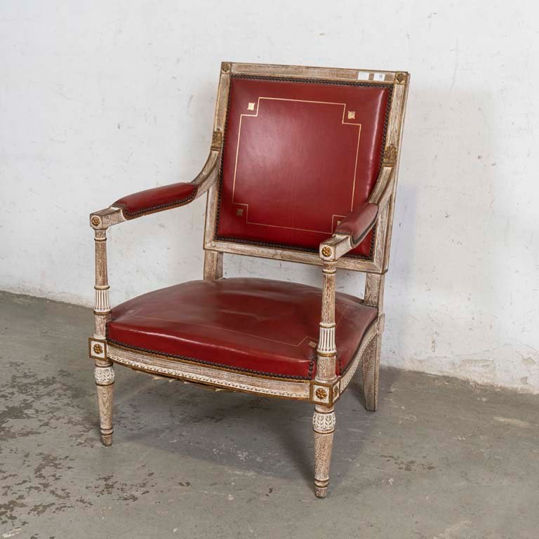 Sillón Estilo Luis XVI Tapizado en Cuerina Roja