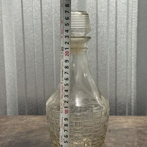 Decantador de Vidrio con Relieve y Tapa para Licores - imagen 3