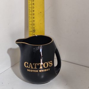 Lote siguiente: Jarra para Whisky Catto's Scotch Whisky Wade England Negra con Borde Dorado