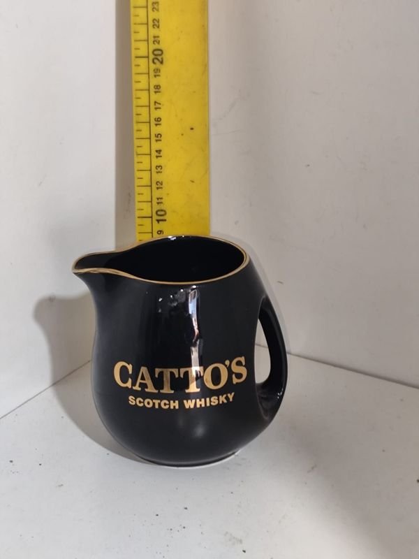 Jarra para Whisky Catto's Scotch Whisky Wade England Negra con Borde Dorado