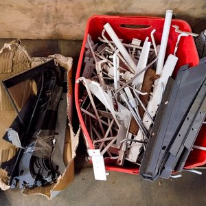 Lote siguiente: Caja con Ménsulas Metálicas Varias para Soporte