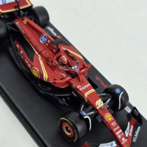 Réplica Ferrari SF24 Charles Leclerc 1:43 Burago con Piloto - imagen 5