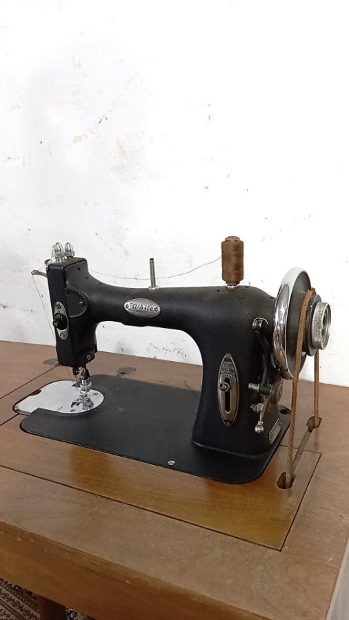 Maquina de coser a pedal base en madera - imagen 5