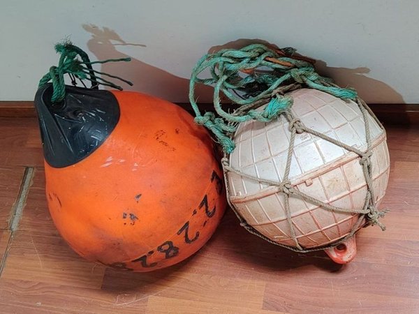 Juego de 2 Boyas Marinas: Naranja Pera con Inscripción y Blanca Esférica con Red
