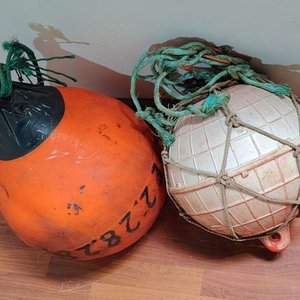 Juego de 2 Boyas Marinas: Naranja Pera con Inscripción y Blanca Esférica con Red - imagen 1