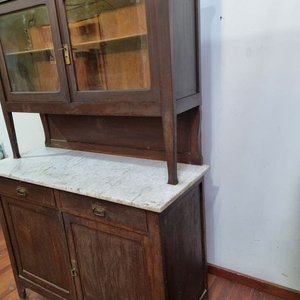 Antiguo Aparador Vitrinero de Madera con Mesada de Mármol y Puertas Vidriadas - imagen 4