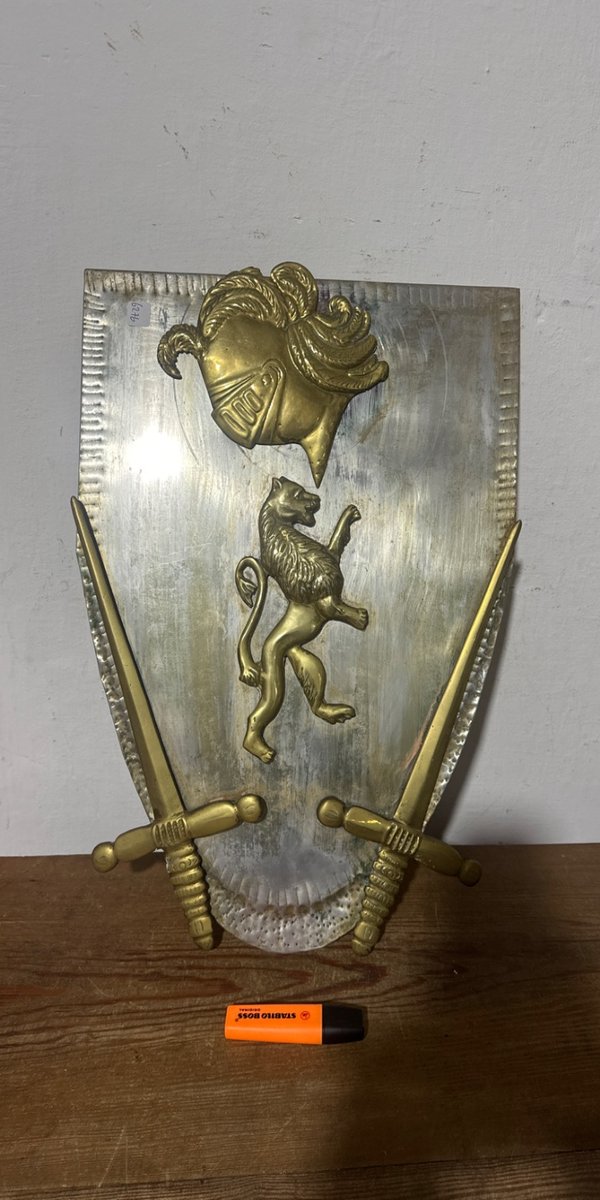 Escudo Decorativo con León y Espadas Doradas