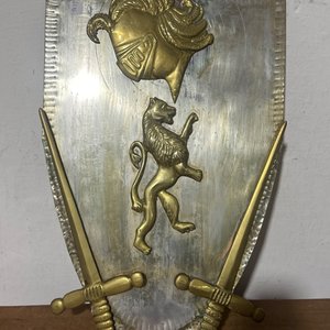 Lote anterior: Escudo Decorativo con León y Espadas Doradas