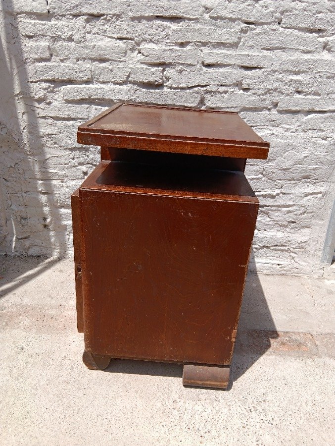 Mesa de luz antigua con puerta y cajón - imagen 4