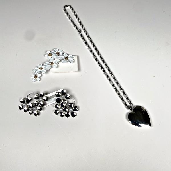 Conjunto de Joyería Fantasía: Cadena con Dije Corazón y Par de Aretes Florales - imagen 1