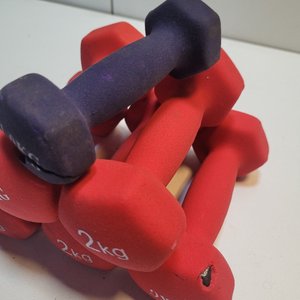 Juego de Mancuernas: 1 de 1kg Violeta y 5 de 2kg Rojas - imagen 3
