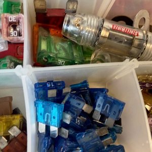 Lote de 3 organizadores con fusibles, bombillas y convertidor de audio - imagen 6
