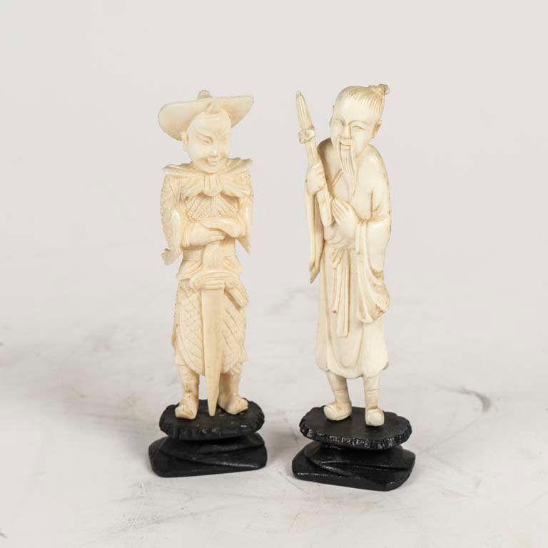Par de Figuras Chinas de Marfil Estilo Antiguo