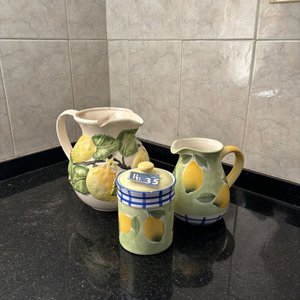 Lote siguiente: Jarra, Azucarera y Jarrón Decorativos Estilo Italiano con Limones