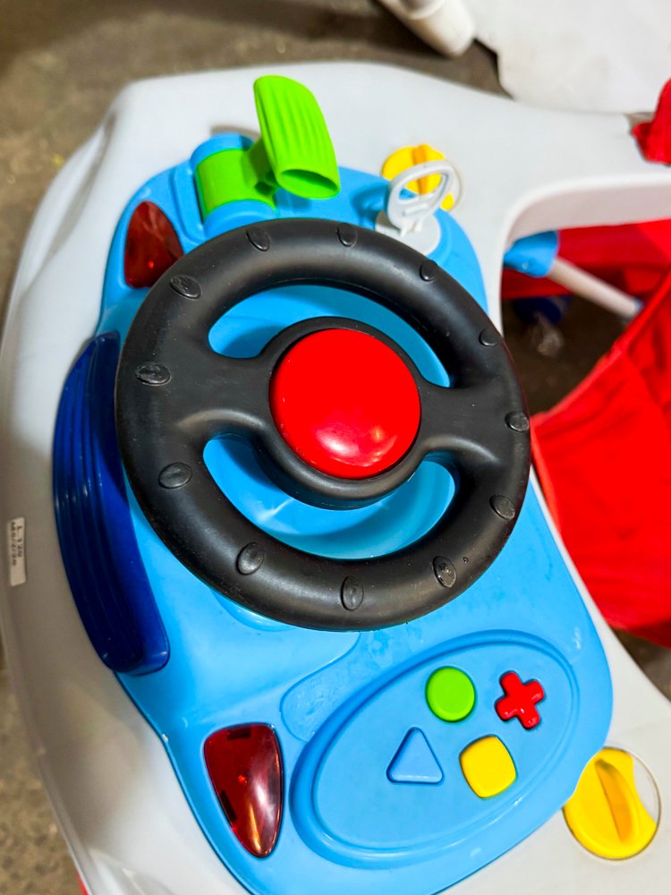 Lote con andador infantil, silla JOIE plegable y juguetes - imagen 4