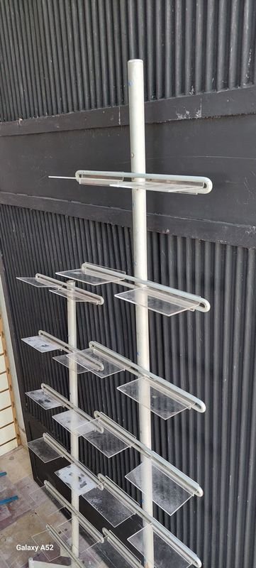 Par de estantes en metal y acrílico para hogar - imagen 5
