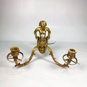 Aplique de Pared en Bronce con Figura de Niño Sosteniendo Luces - imagen 2