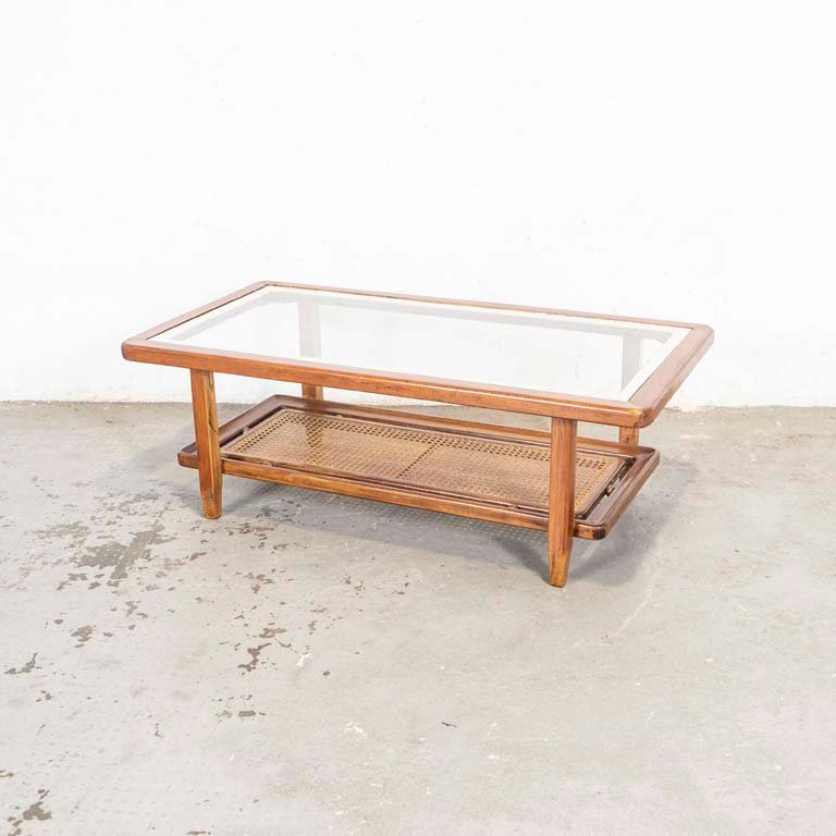 Lote siguiente: Mesa americana de living con tapa de vidrio y estante esterillado