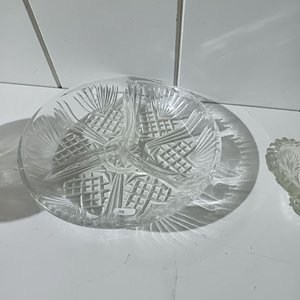 Tres piezas de cristal tallado: bombonera, plato divisor y cuenco - imagen 3