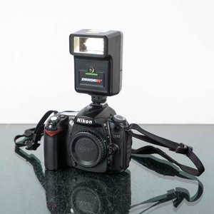 Lote siguiente: Cámara Nikon D90 con Flash Zirkon