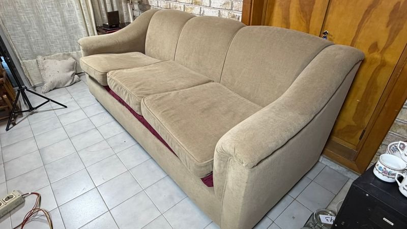 Sofá de tres cuerpos tapizado en tela - imagen 4
