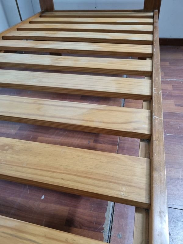 Cama de madera antigua con estructura robusta - imagen 5