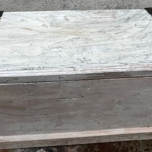 Baúl Antiguo de Madera Rústica con Herrajes Metálicos - imagen 8
