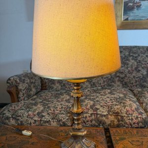 Par de Lámparas de Mesa con Base de Madera Torneada y Pantallas - imagen 7