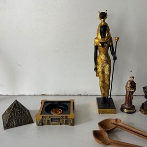 Adornos Varios: Figura Egipcia, Santo, Pirámide y Porta Plumas - imagen 2