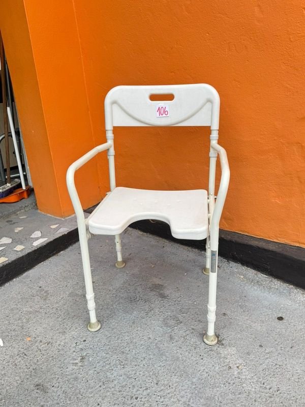 Silla Plegable para Baño de Aluminio - Igual a Nueva - imagen 2