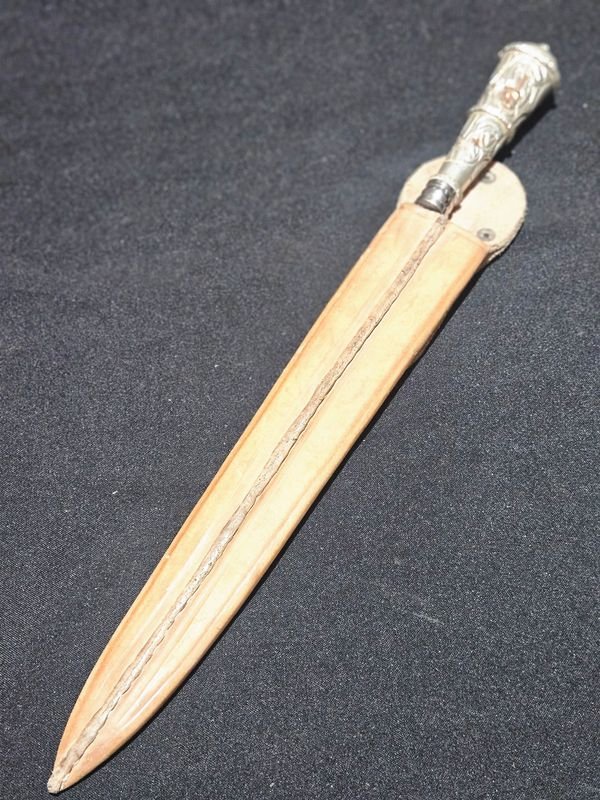 Cuchillo Gauchesco Hoja 30cm, Cabo Plata y Oro con Guitarra