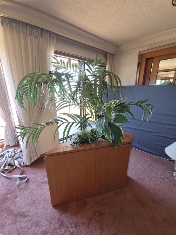 Lote anterior: Jardinera esquinera con plantas artificiales y recipientes en hojalata y bronce