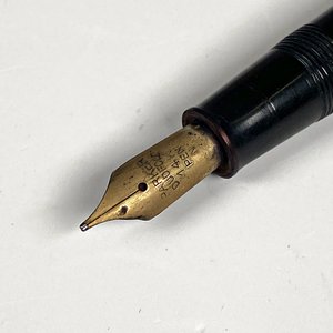 Pluma Fuente Parker Duofold Negra con Detalles Dorados - imagen 2