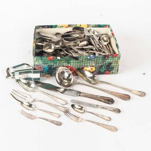 Lote siguiente: Set de Cubiertos Meneses de Plata y 2 Jabones Antiguos
