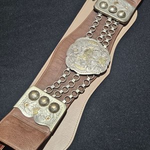 Lote siguiente: Rastra de Cuero con Apliques de Plata y Oro Estilo Gaucho