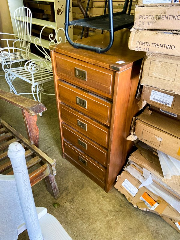 Cómoda de Madera con Cajones y Tiradores Metálicos