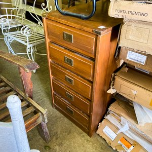 Lote siguiente: Cómoda de Madera con Cajones y Tiradores Metálicos