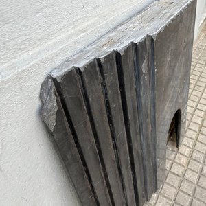 Frente de Estufa Antiguo en Mármol Negro - imagen 3