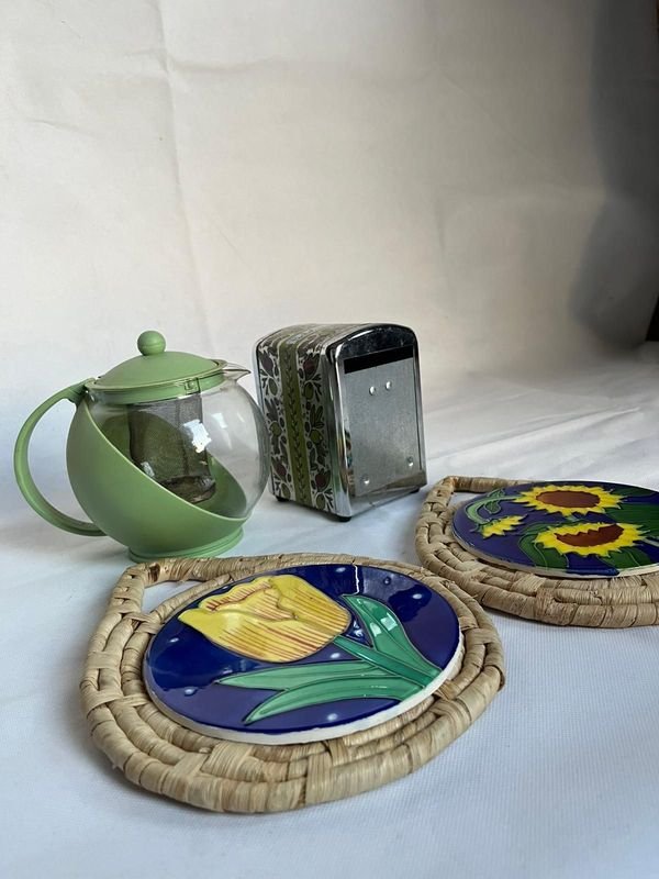 Tetera y servilletero de porcelana y metal