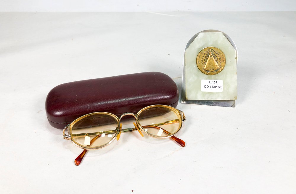 Lote siguiente: Lentes de aumento en estuche con placa en mármol y moneda en bronce