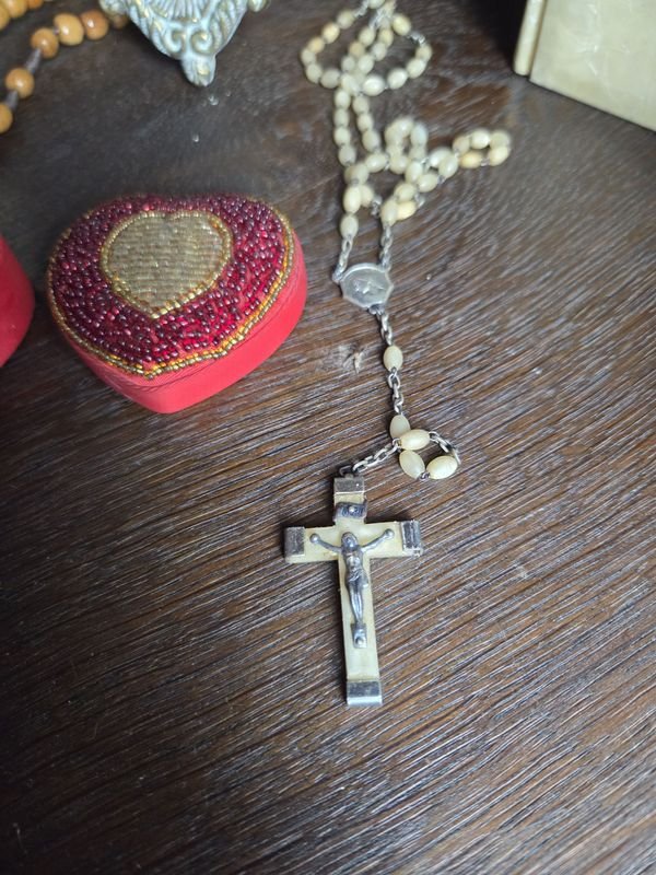 Lotes religiosos con rosarios, crucifijos y misales - imagen 4