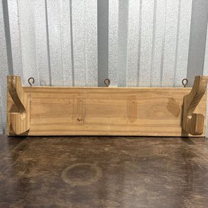 Perchero de Madera Claro con Soportes Decorativos - imagen 1