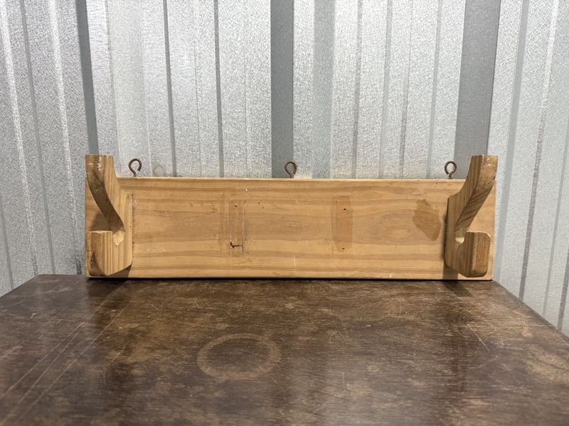 Perchero de Madera Claro con Soportes Decorativos