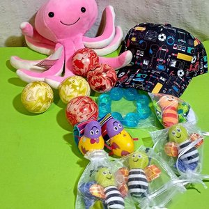 Lote anterior: Lote de Juguetes: Pulpo de Peluche, Pelotas, Gorro y Sonajeros