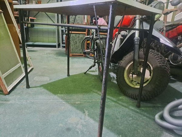 MESA DE CARMICA CON PATAS DE CAÑO EN EXELENTES CONDICIONES - imagen 3