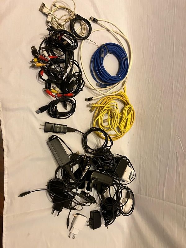 Lote de Cables y Cargadores para Electrónica Variada