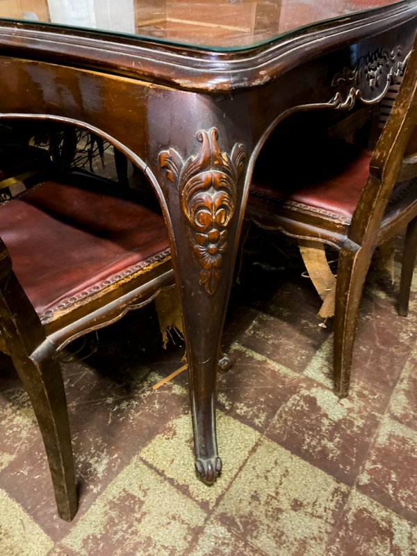 Mesa de Comedor Estilo Luis XV con Sillas Tapizadas
