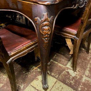 Lote siguiente: Mesa de Comedor Estilo Luis XV con Sillas Tapizadas