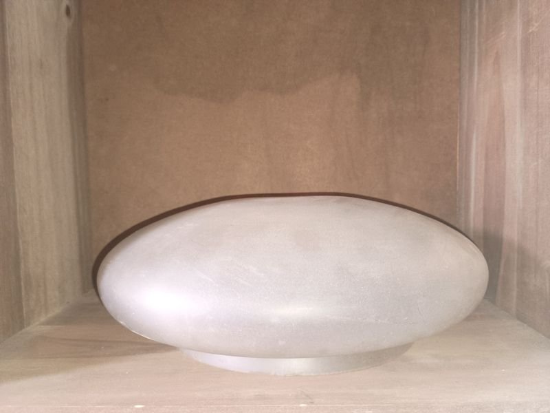 Plafón de cerámica en estante de madera