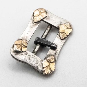 Hebilla de Plata y Oro con Detalles Florales - imagen 2